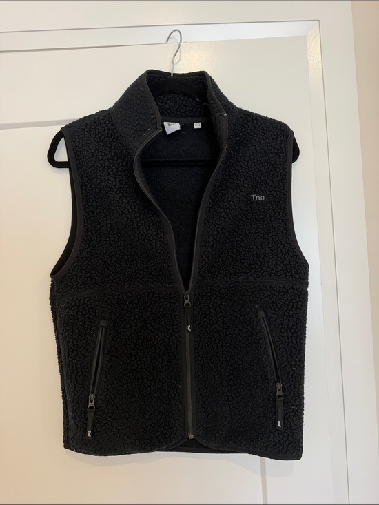 Aritzia Jackets & Blazers - TNA Black polartech Sherpa Vest with Zippered Pockets